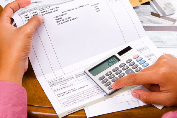 image of energy bills and calculator depicting heating costs