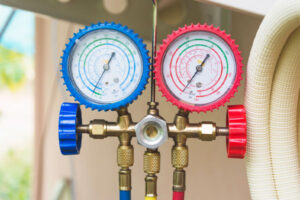 image of manometer measuring air conditioner refrigerant pressure